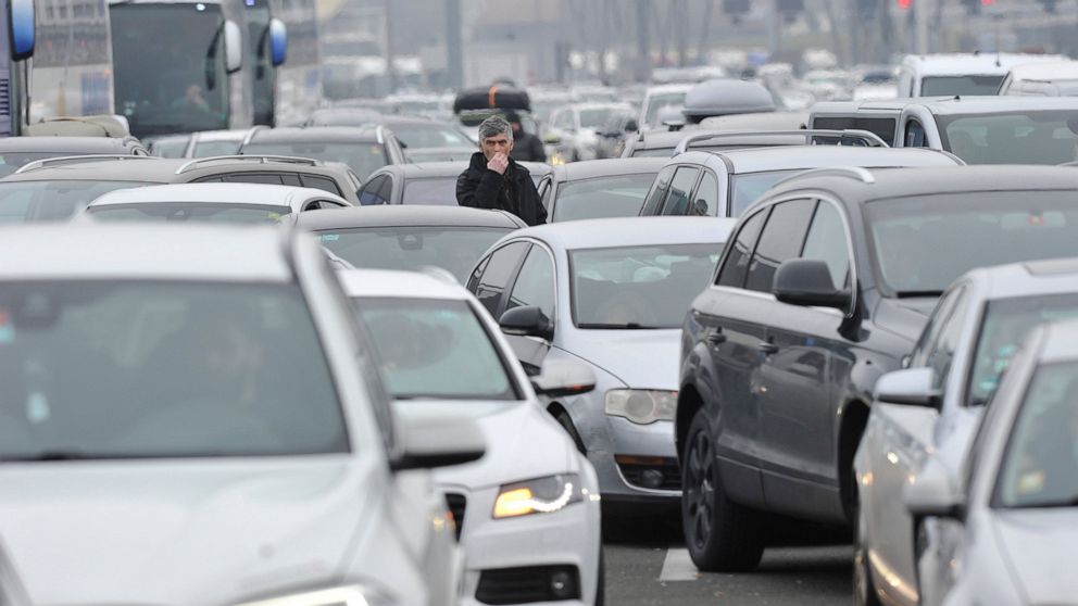 Sărbătorile au generat un trafic infernal la punctele de trecere a frontierelor. Oamenii au așteptat și 10 ore