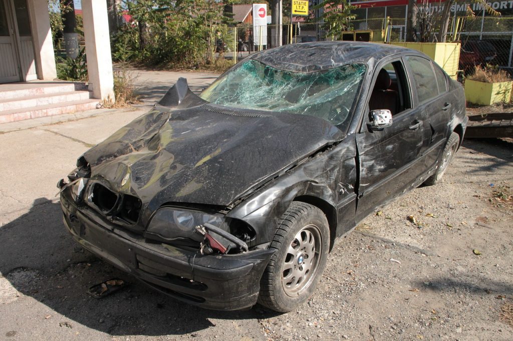 Localitate din Vâlcea, lăsată fără curent după ce un șofer cu permisul suspendat a lovit cu mașina un stâlp