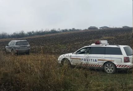 Femeie de 65 de ani din Iași, aruncată în șanț de șoferul care a lovit-o mortal. Bărbatul a fugit de la locul accidentului și și-a abandonat mașina pe un câmp