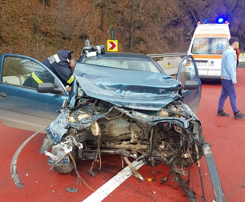 Accident grav provocat de un tânăr de 19 ani, în județul Sibiu. Imagini de la fața locului!