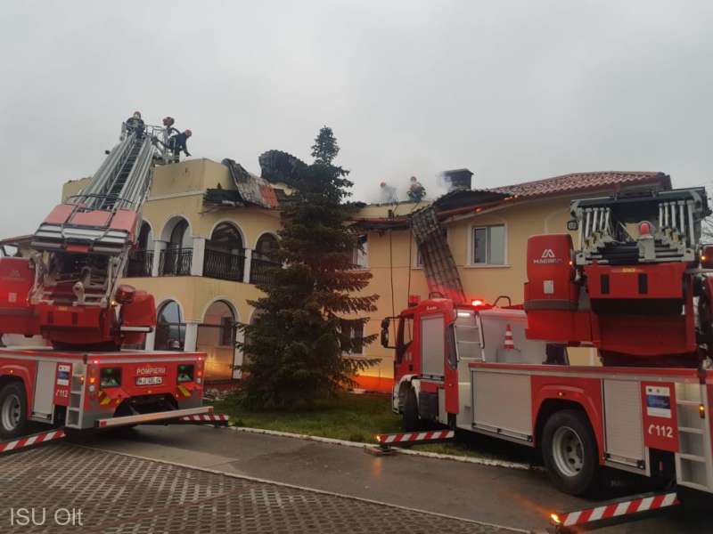 Incendiu puternic la sediul unei firme din Olt! 30 de pompieri au intervenit timp de cinci ore