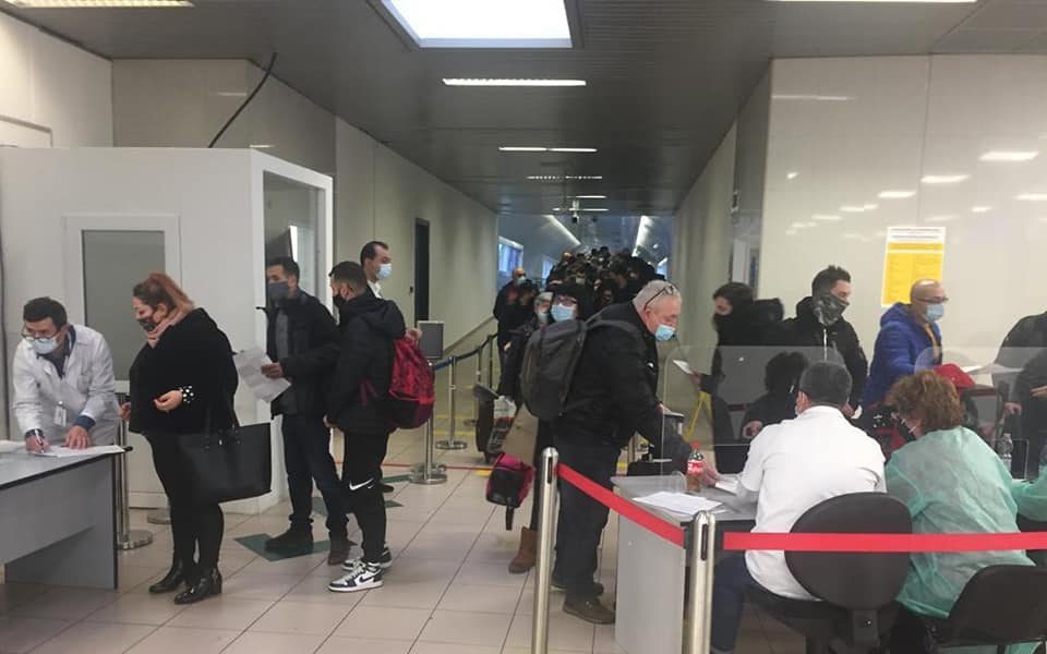 Aglomerație pe Aeroportul Otopeni, la triajul celor ajunși din Marea Britanie. Zeci de pasageri, evaluați de numai 6 angajați DSP (VIDEO)