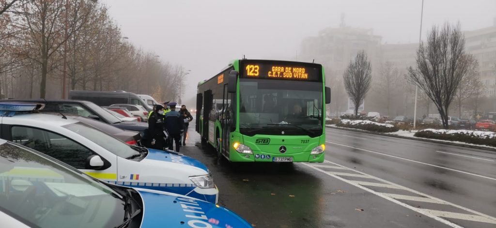 Călătorii din peste 2.000 de tramvaie și autobuze, verificați de polițiști. Suma amezilor pentru lipsa măștii sanitare este uriașă