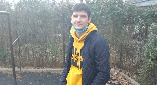 Andrei, tânărul abandonat de părinți, își vinde tablourile pentru a-și cumpăra ghete și haine: „Nu am cu ce mă îmbrăca și nici cu ce mă încălța”