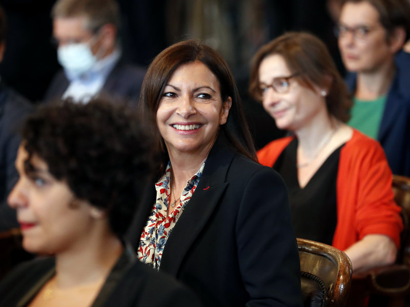 Orașul Paris, amendat cu 90.000 de euro pentru că a numit prea multe femei în funcții de conducere