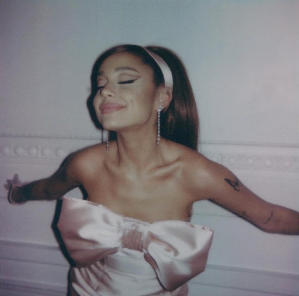 Ariana Grande s-a logodit! Inelul valoarează 100.000 de dolari (FOTO)