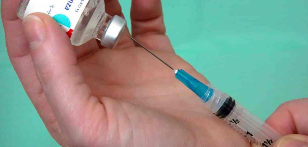 Nicolae Ciucă pune la punct planul de vaccinare a românilor. Când intră în țară primele 10.000 de doze