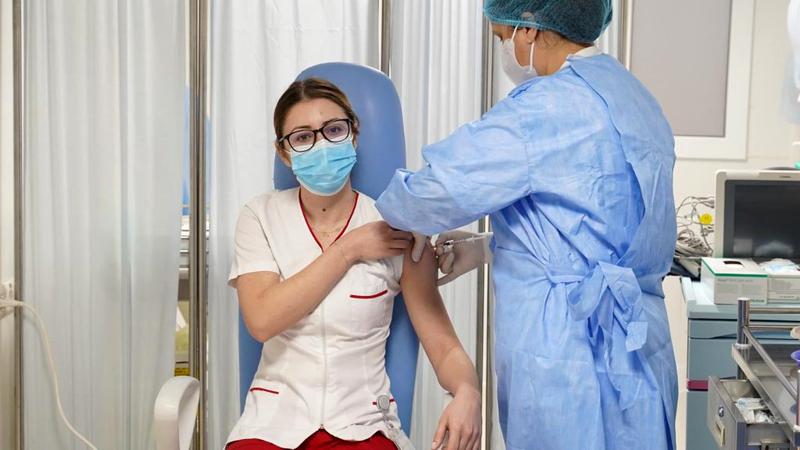 România, după o săptămână de vaccinări împotriva COVID-19. Care au fost reacțiile adverse apărute