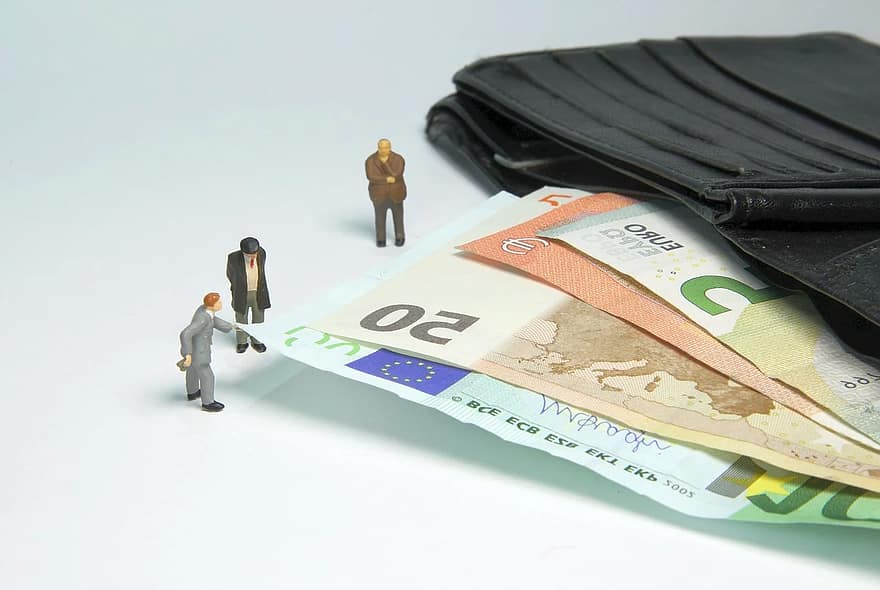 Legea privind protecţia consumatorilor împotriva dobânzilor excesive, pe masa CCR!