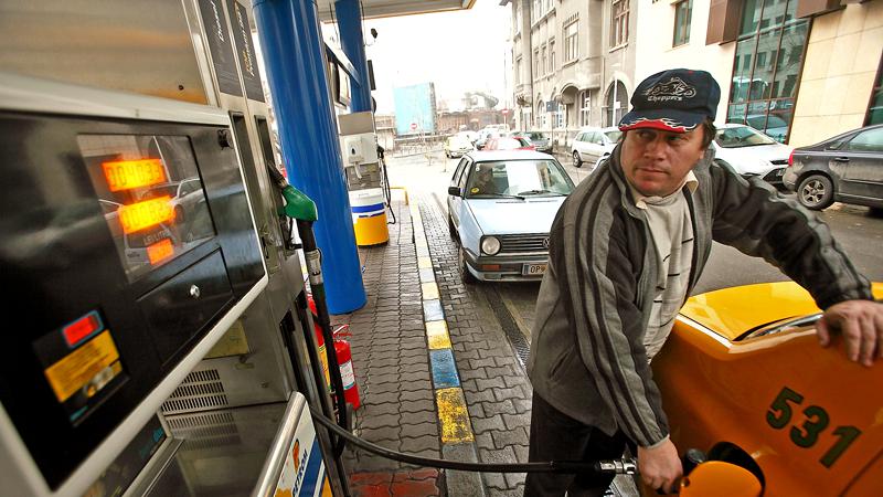 Lovitură la început de an! Cu cât se vor scumpi chiar de la 12 noaptea benzina și motorina la pompă!