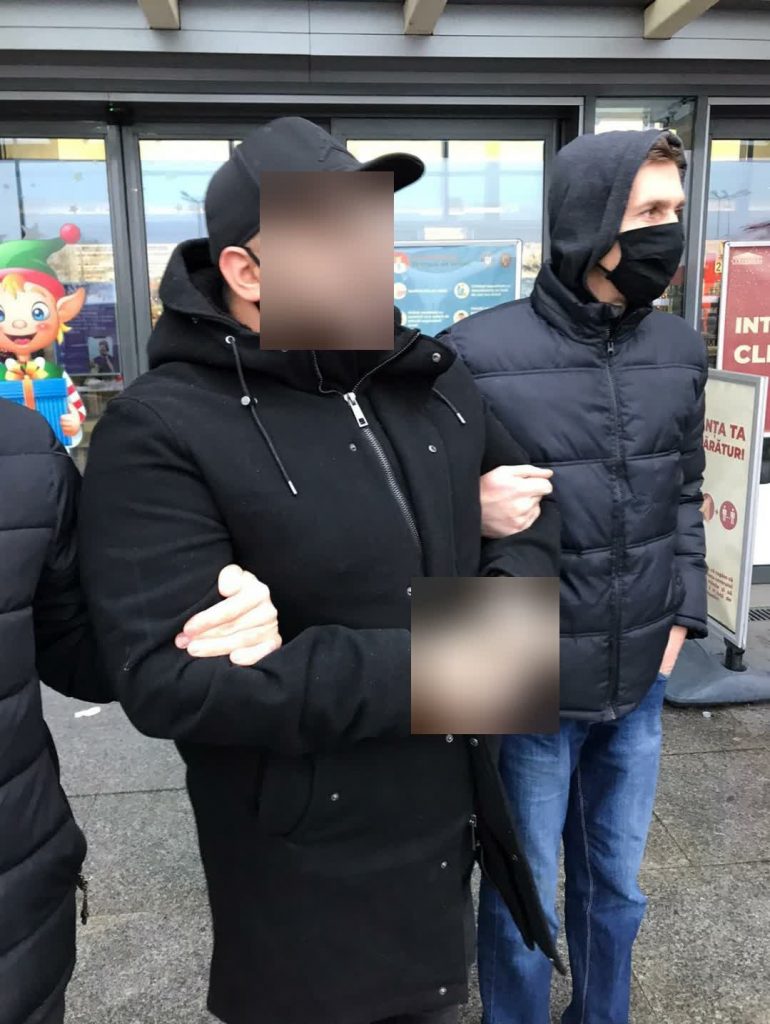 Interpret de muzică lăutărească urmărit pentru furt și infracțiuni rutiere, încătușat în Capitală. Cântărețul a fost dus direct la închisoare