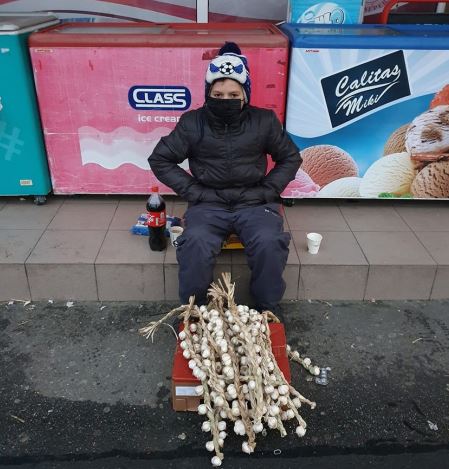 FOTO. Ți se rupe sufletul! După ce termină cursurile, un copil de 12 ani vinde usturoi, pe stradă, pentru a-și cumpăra de mâncare. Cazul care a alertat DGASPC Argeș