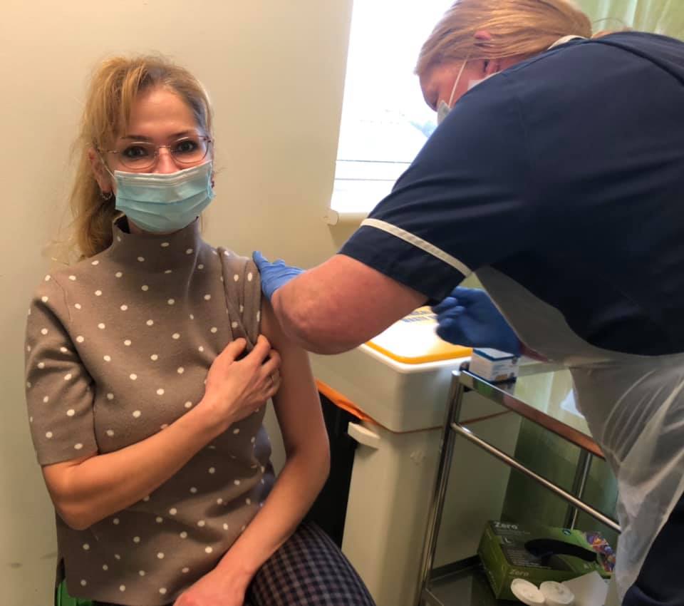 Medic român, după ce s-a vaccinat anti-COVID. “În afară de o neobișnuită stare de euforie, nu am manifestat nici un alt efect advers!” Mesaj pentru colegii de breaslă