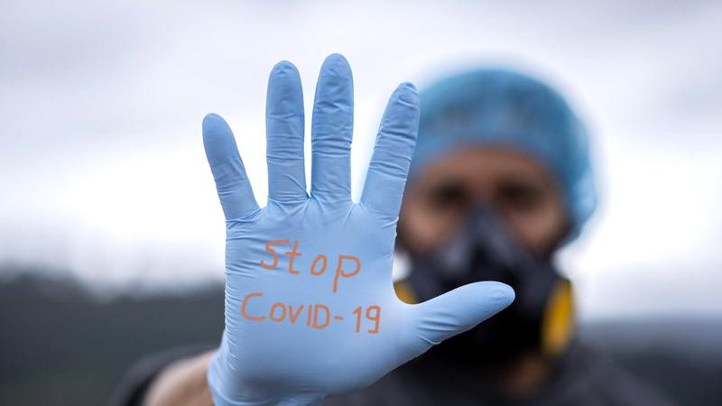 O nouă tulpină a virusului SARS-CoV-2, descoperită în Europa. OMS a fost notificată, iar oamenii de știință fac studii amănunțite