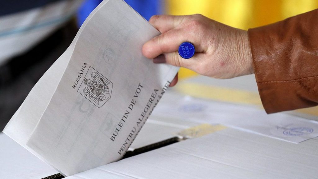 „Lucrăm de 30 de ore”. A leșinat în fața Biroul Electoral de Circumscripție, EPUIZAT de atâta muncă