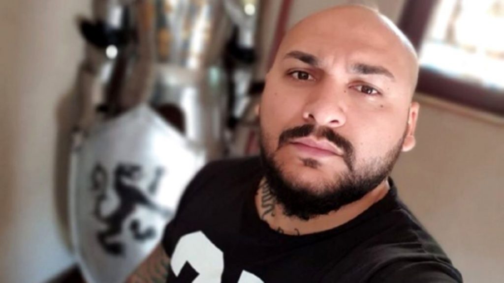 Dani Mocanu râde de Poliția Română. S-a pozat alături de un pui de căprioară și îl roagă pe Moș Nicolae să-l aresteze. “Te rog, ei nu pot!”