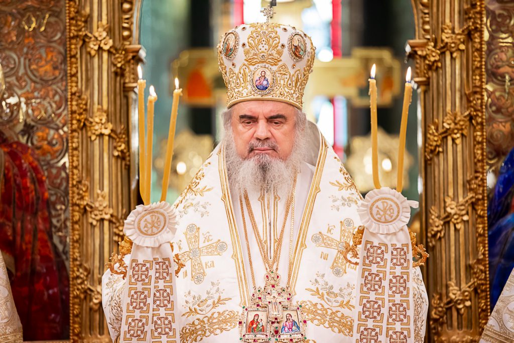 Sfânta Lumină a ajuns la București. Lumina va fi trimisă în toate BISERICILE din România