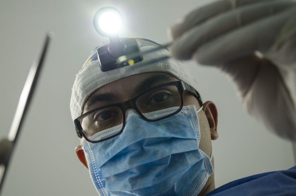 Doctorul Cătălin Cîrstoveanu, despre bebeluşul găsit într-o pungă: „Depinde de aparate. Încă nu poate tolera vreo 5 ml de lapte, dar starea e îmbunătăţită”