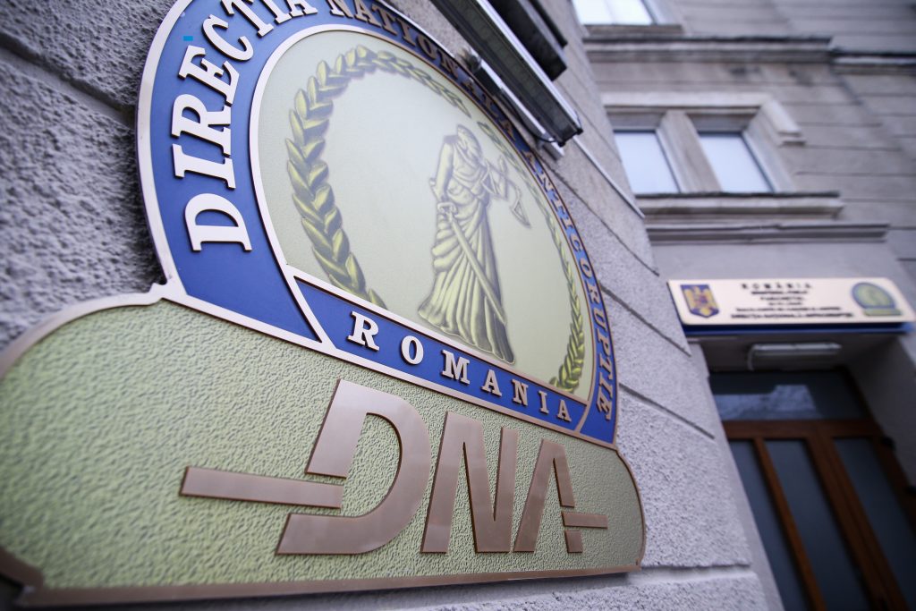 Dosarul mitei din spitalele COVID: 12 persoane, inclusiv șeful Biroului de Operațiuni Speciale Brașov, au fost reținute