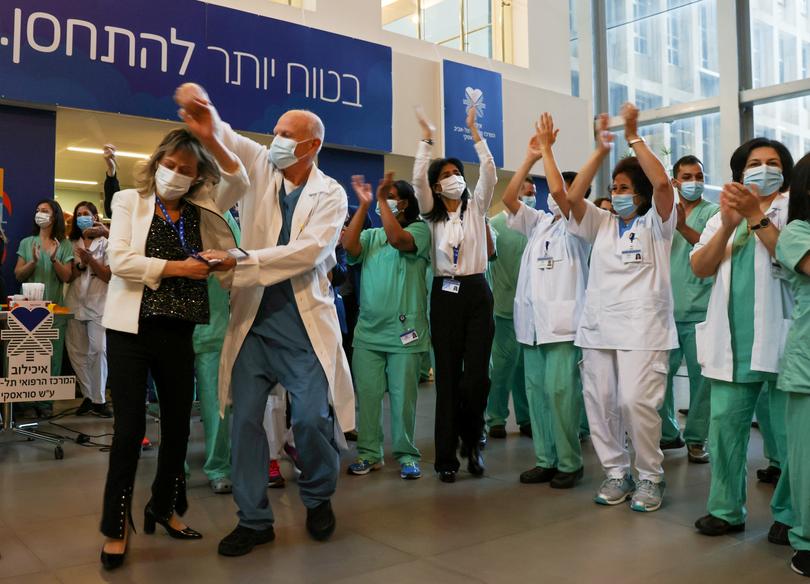 Medicii israelieni au sărbătorit primirea primului lot de vaccin anti-Covid. Imaginile au devenit virale