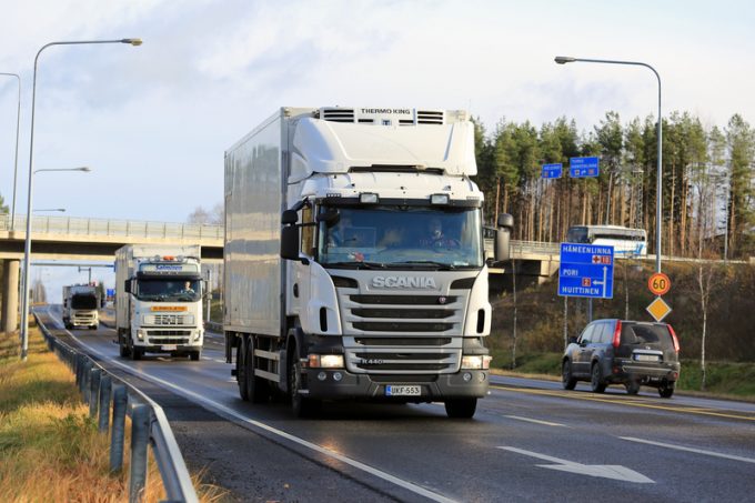 Transportul pentru primele loturi de vaccin anti-Covid către țările Uniunii Europene a început. Camioanele frigorifice, escortate de poliție