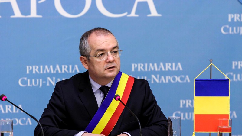 ALEGERI PARLAMENTARE 2020. Emil Boc: “Am votat cu mâna dreaptă, cu mâna stângă nici cruce nu pot să îți faci, darămite să dezvolți o țară!”