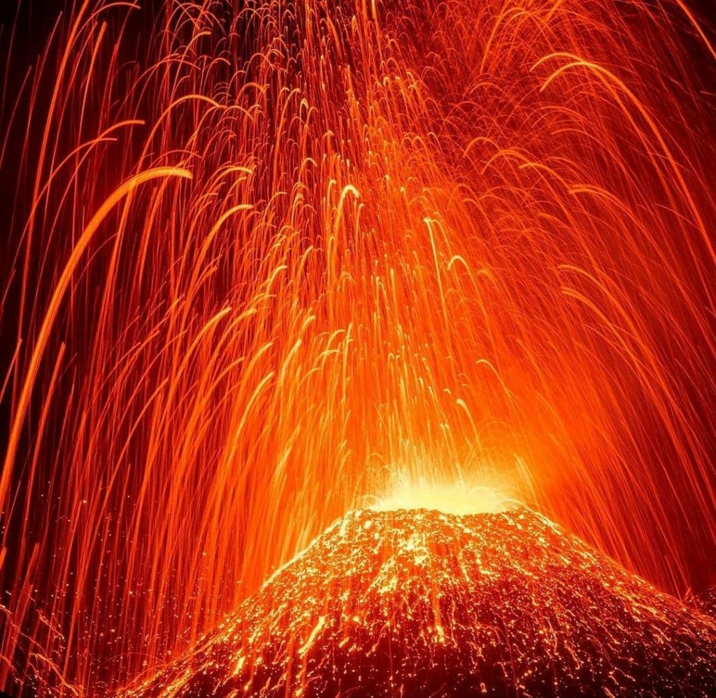Etna a erupt din nou. Imagini spectaculoase filmate în Sicilia (Galerie FOTO și VIDEO)