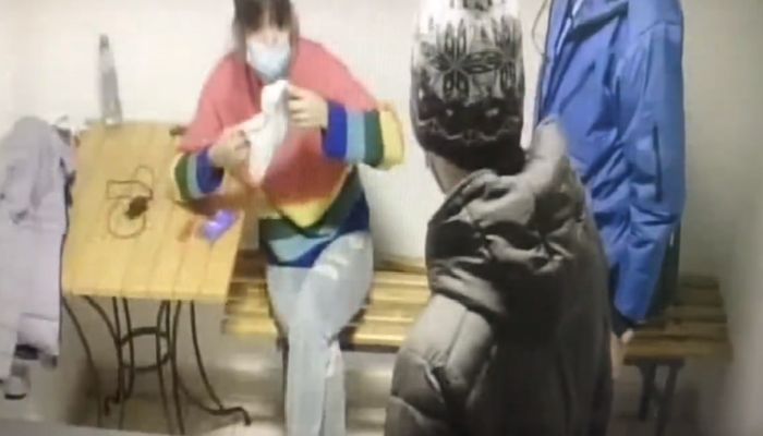 Imagini cu fata agresată într-un hypermarket din Brașov au apărut. Tânăra era bănuită că ar fi furat din magazin