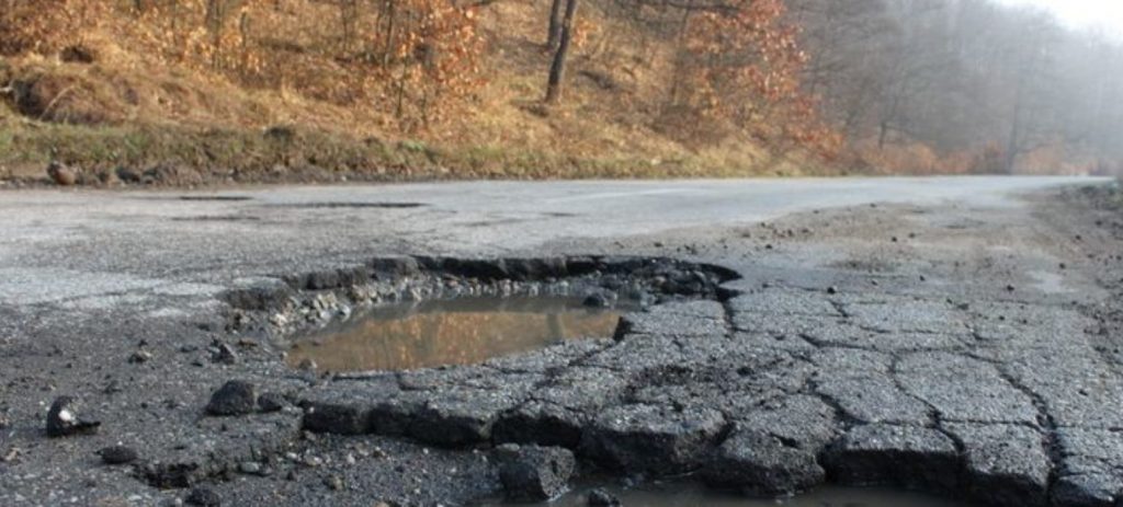 România lucrului bine făcut. Un cal a căzut într-o groapă apărută în mijlocul drumului! S-a întâmplat lângă București (Galerie FOTO)