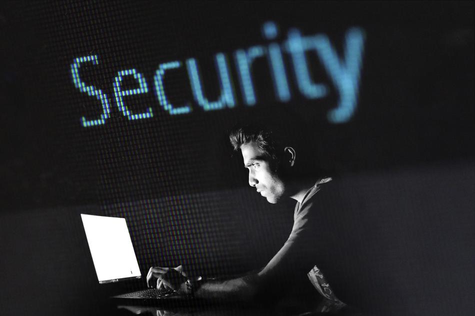 Alertă de securitate cibernetică. Poliția Română, CERT-RO și ARB recomandă românilor care vând sau cumpără de pe platforme online să nu comunice datele de pe card decât în tranzacții securizate