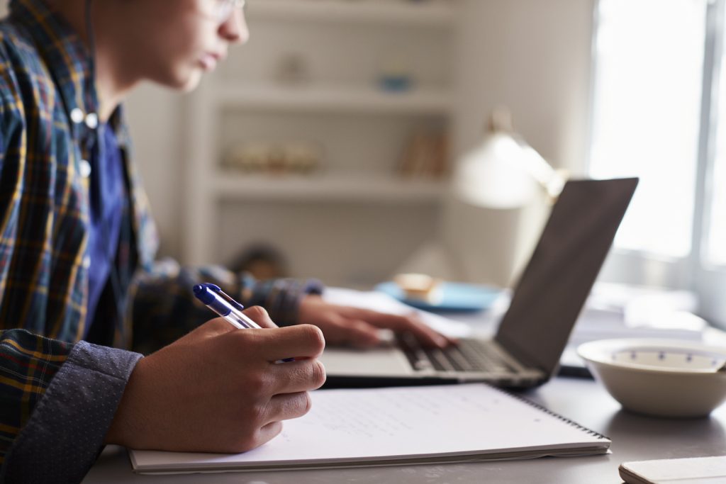 Banca Mondială: Pierderile de învățare asociate orelor online, o realitate. Prioritatea momentului, recuparera materiei pierdute