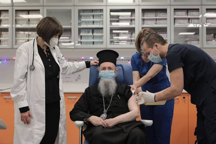 Mitropolitul Hierotheos al Greciei, primul ierarh vaccinat împotriva coronavirusului
