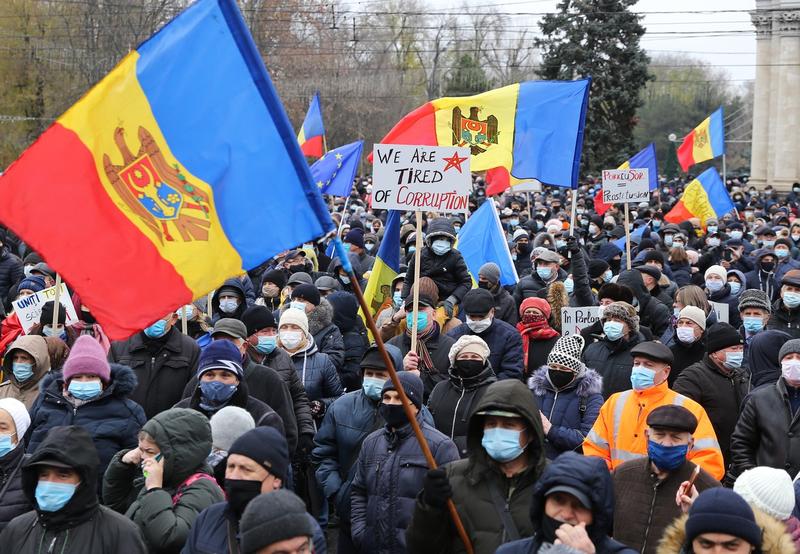 Peste 50.000 de oameni au protestat în Chișinău pentru a cere dizolvarea Parlamentului pro-rus și demisia Guvernului