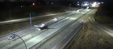 Un avion a aterizat de urgenţă pe o autostradă din SUA și a accidentat o mașină