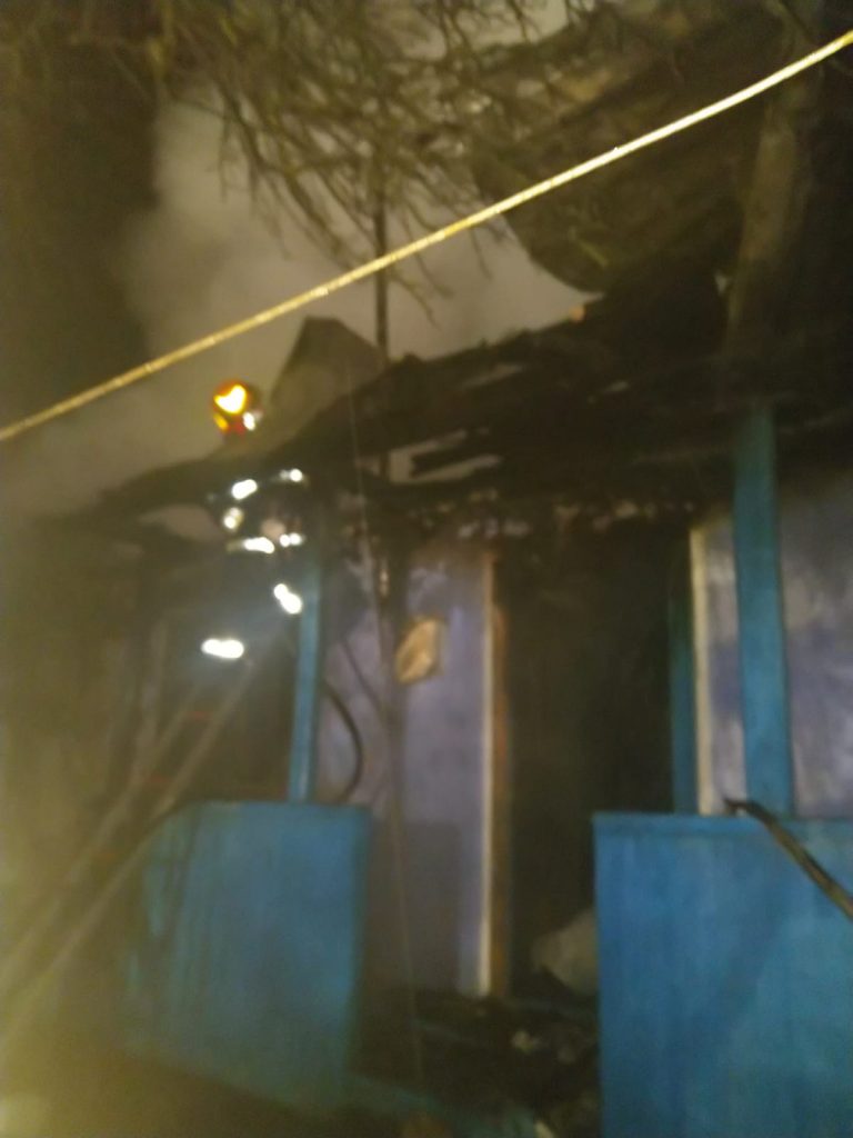 Incident tragic în Vaslui. O femeie și-a pierdut viața după ce casa i-a luat foc