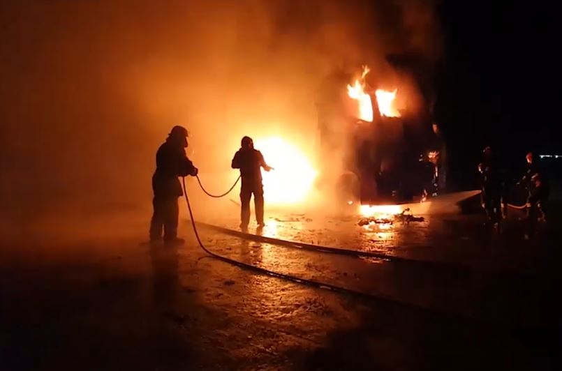GÂNDUL LIVE. Incendiu puternic lângă Craiova. Două capete de tractor și remorcile acestora au ars în proporție de 90%