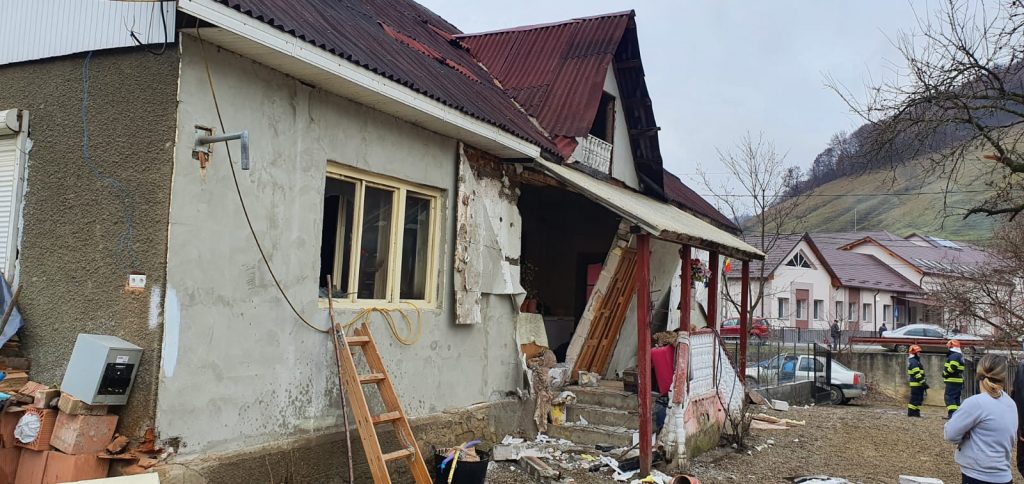 Incendiu urmat de o explozie, la o locuință din Bistrița-Năsăud. Un bărbat a suferit răni la nivelul feței