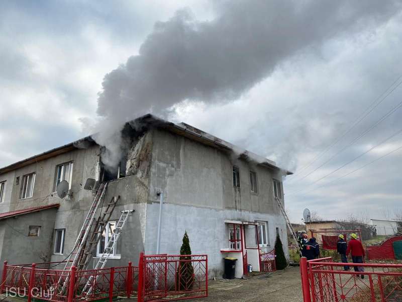 Bloc de locuinţe cuprins de flăcări, într-o localitate din Cluj! Locatarii s-au autoevacuat (FOTO)