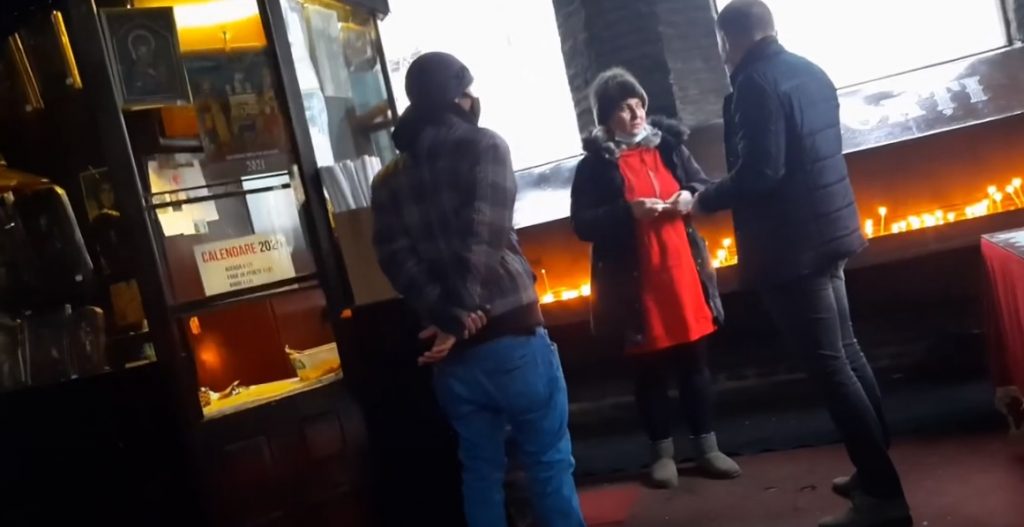 Scene îngrozitoare într-o biserică din România: Femeie bătută chiar în Casa Domnului de bărbatul cu care se află în divorț! – VIDEO