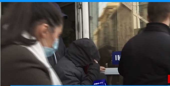 Cine este femeia și-a abandonat bebelușul într-o pungă, în fața unui bloc din Capitală. Se numește Cristina, are 27 de ani, a crescut la un orfelinat și… “Spunea că nu e gravidă!”