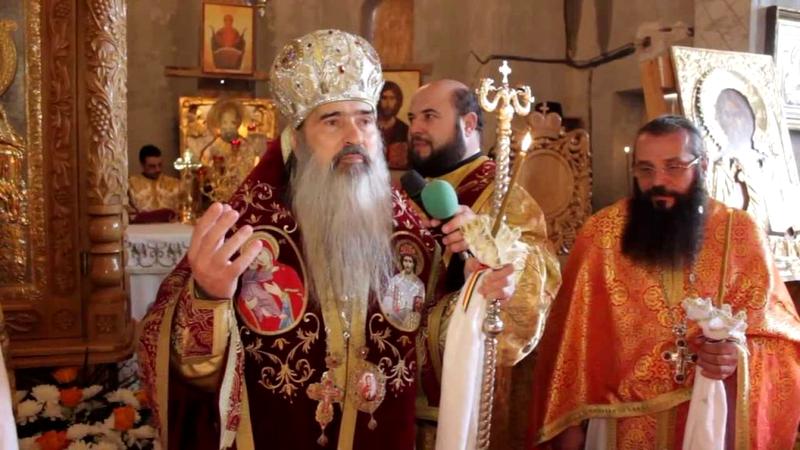ÎPS Teodosie a oficiat slujba de Crăciun în biserică. Polițiștii au oferit măști