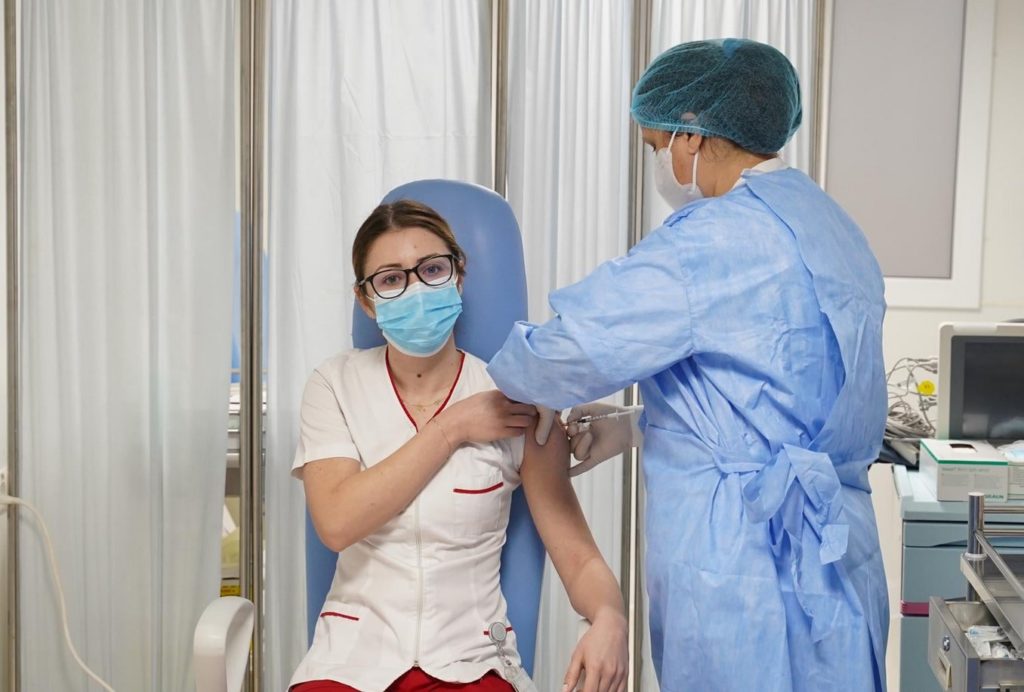Cine este Mihaela Anghel, primul cadru medical vaccinat anti-COVID. Are 26 de ani, face zilnic naveta pentru a ajunge la “Matei Balș” și a ales să devină doctor după operația de apendicită