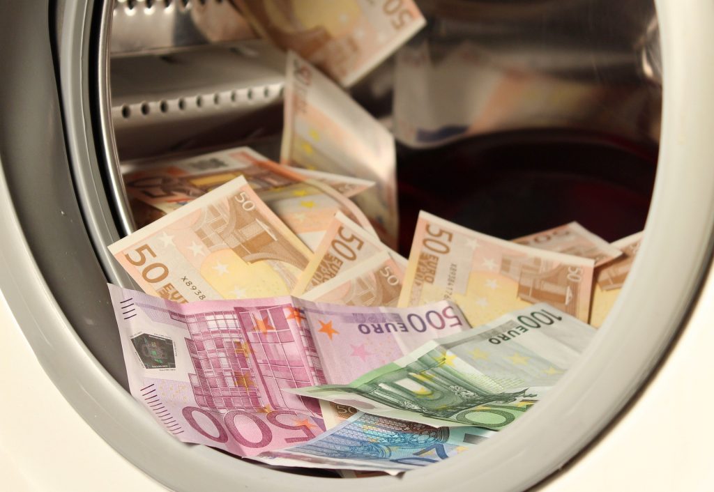 Sibiu: Arhitect șef trimis în judecată. Condiționa semnarea actelor de primirea unor sume de bani