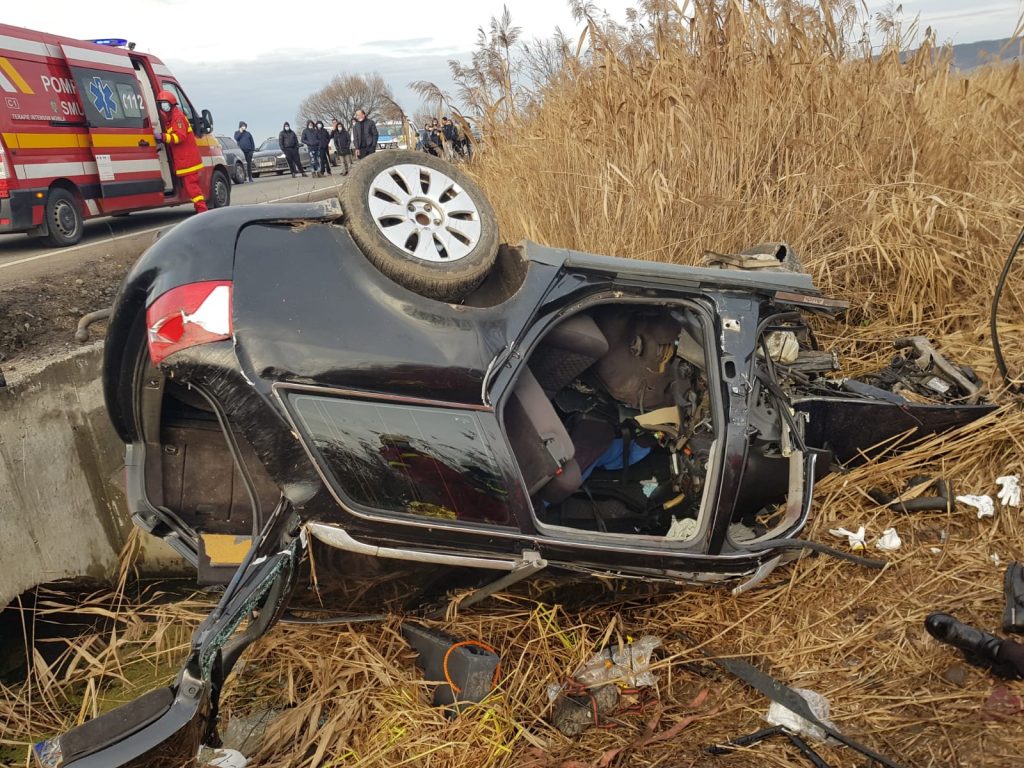 Accident cumplit în Mureș. O persoană a murit, iar alte trei sunt în stare gravă (GALERIE FOTO)