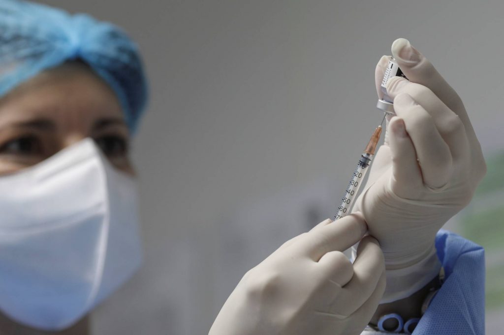 Printre primele persoane vaccinate în România se numără cadre medicale, manageri de spitale și reputați medici