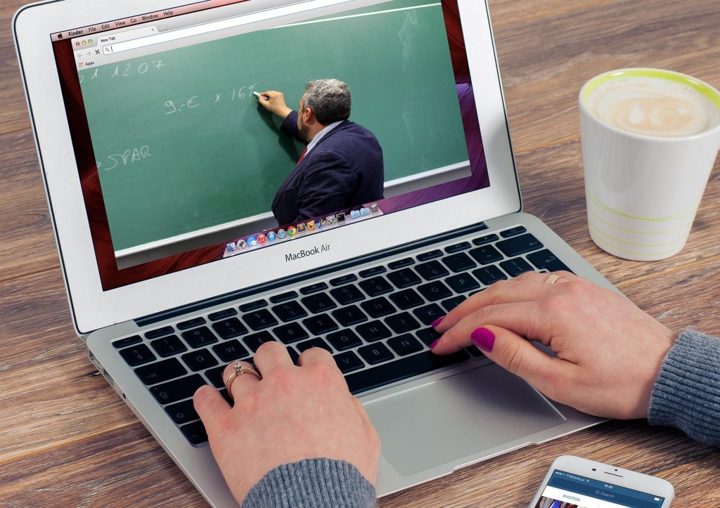 Ministerul Educației le interzice profesorilor să înregistreze cursurile de formare profesională desfășurate online