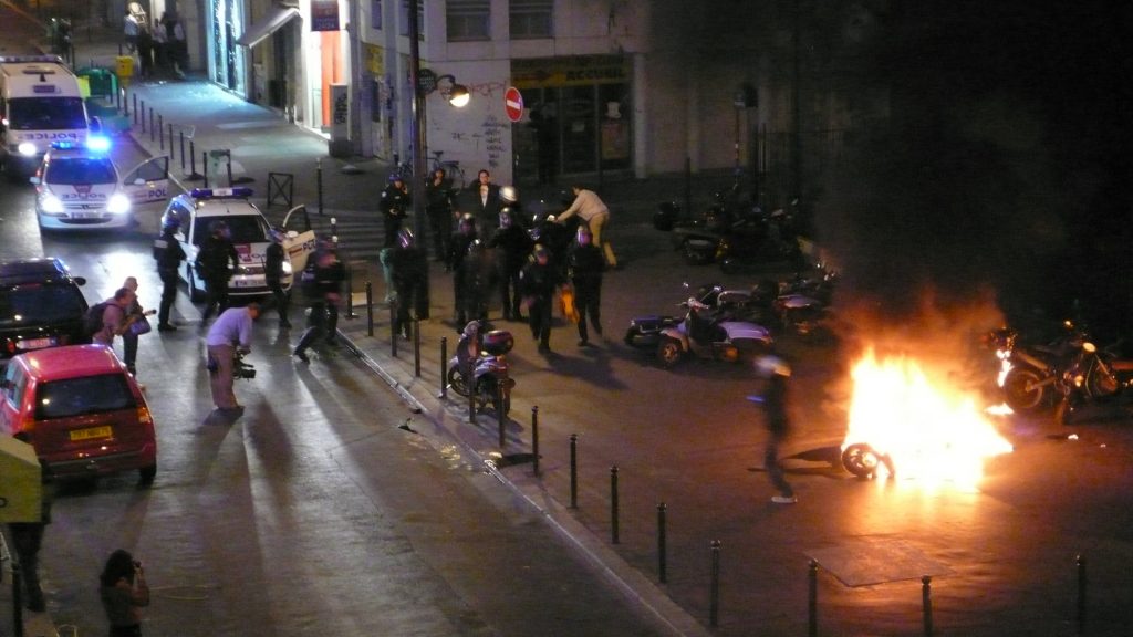 Parisul, incendiat de protestatari furioși, Macron este preocupat de soarta Egiptului! Președintele Franței, negocieri cu Abdel Fattah al-Sissi