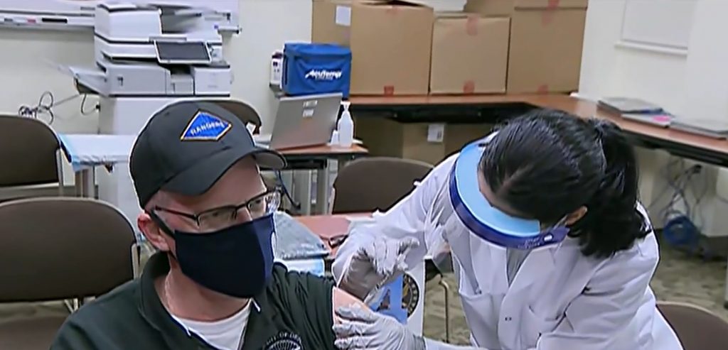 Șeful Pentagonului, printre primii americani vaccinați împotriva Covid-19! Ce reacție a avut șeful celei mai temute armate din lume (VIDEO)