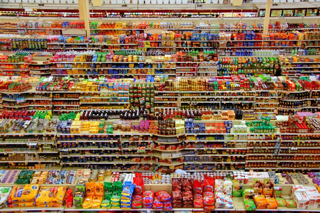 Marea Britanie va restricționa promovarea alimentelor bogate în grăsimi, sare şi zahăr, pentru reducerea obezităţii