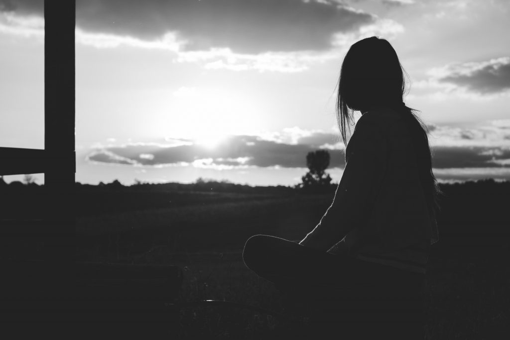Tânără de 18 ani cu dizabilități, ademenită și violată de cinci bărbați și o fată, în Balș, județul Olt